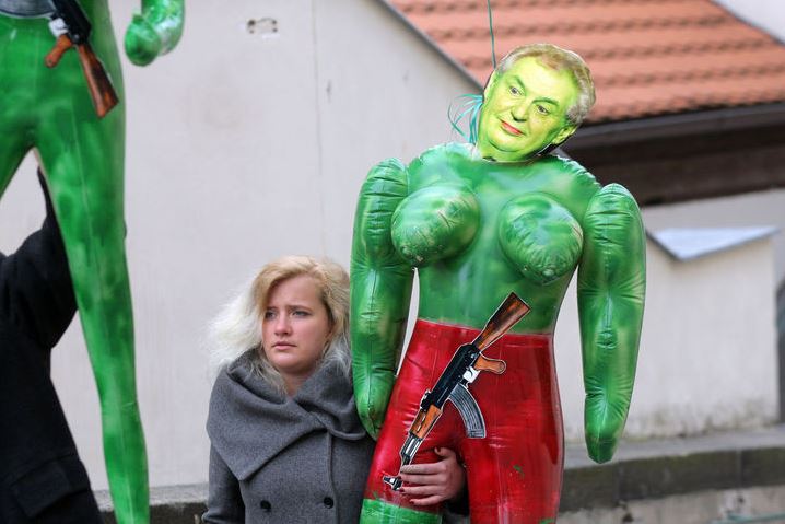 These half-naked people protest against Putin’s imperialism in Prague ~~