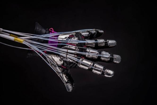 Ukrainian engineers create cyber glove allowing users to feel virtual reality