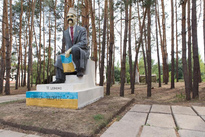 A Lenin statue was dressed as Taras Shevchenko at a Ukrainian army base