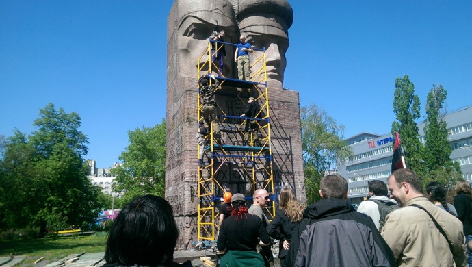 Activists in Kyiv trying to demolish monument to Cheka secret police