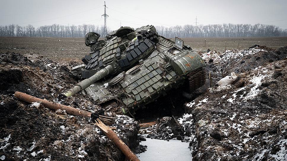 A tank of the Russian occupation force in the Ukrainian Donbas got stuck in a trench (Image: kommersant.ru)