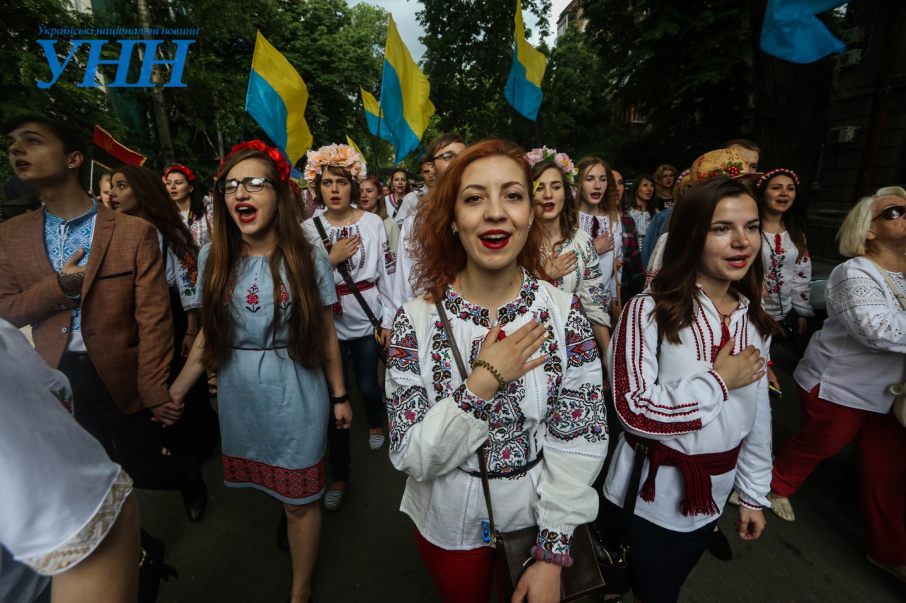 Singing the national anthem of Ukraine at the Vyshyvanka March in Kyiv, May 2016 (Image: UNN.com.ua)