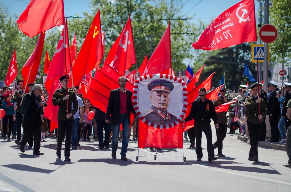 Local Communists at the Victory Day parade in the occupied Sevastopol, Crimea on May 9, 2016 (Image: sevas.com)
