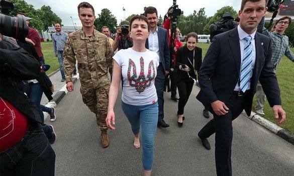 Nadiya Savchenko walks barefoot after arriving to Kyiv on 25 May 2016. Photo: @MikaelSkillt