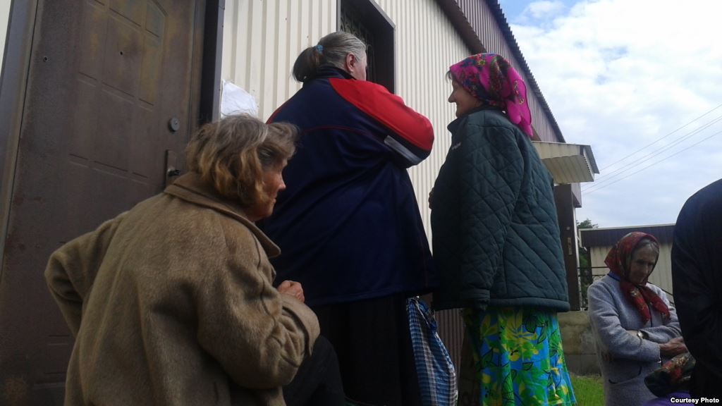 Life in the “DNR”: lining up at the soup kitchen