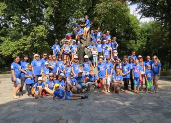 Canadian volunteers fundraise to send displaced Donbas children to summer camp ~~
