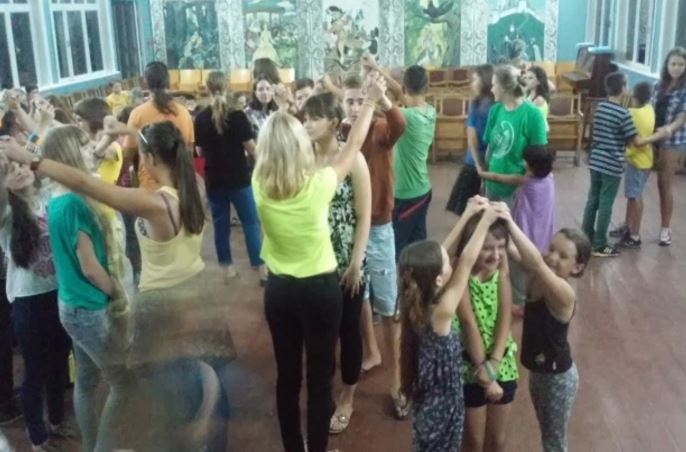 Canadian volunteers fundraise to send displaced Donbas children to summer camp ~~