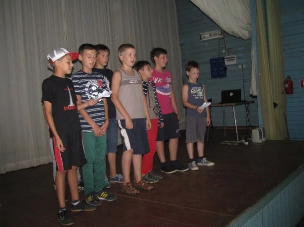 Canadian volunteers fundraise to send displaced Donbas children to summer camp ~~