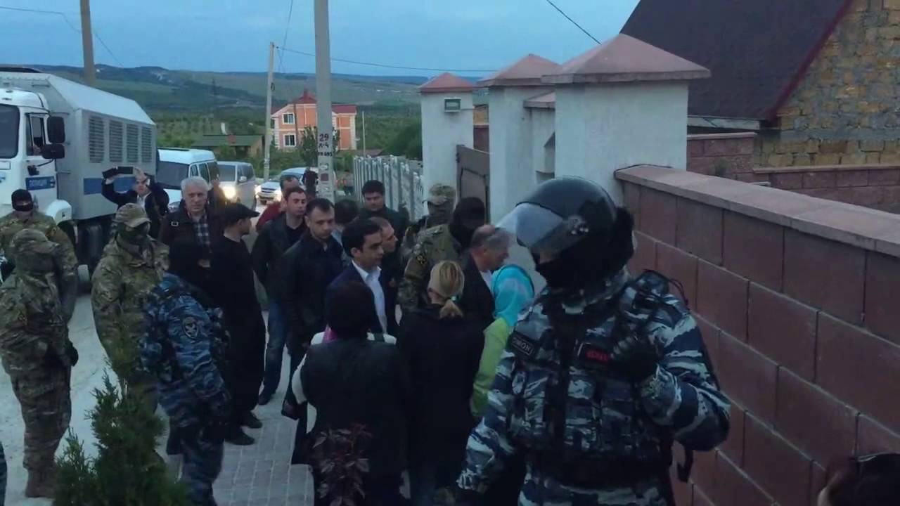 Russia's FSB arriving to search the house of Deputy Chairman of the Mejlis of Crimean Tatar people Ilmi Umerov, who was arrested on fabricated charges. About 30 agents were brought to the search. Bakhchysarai, Crimea, May 12, 2016 (Image: video capture)