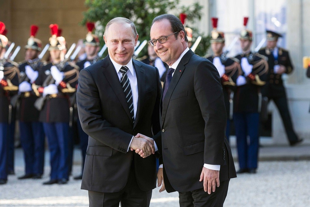 Francois Hollande and Vladimir Putin before a meeting on Ukraine at the Elysee Palace in October 2015. (Image: EPA)