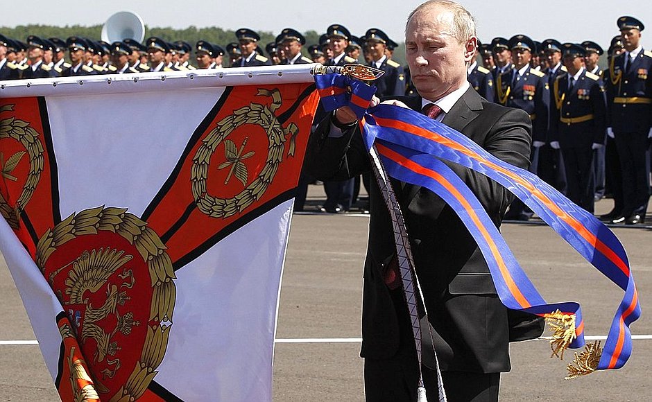 Putin personally awarding the 393rd air force base for helicopter gunships in Korenevsk in southern Russia with an Order of Kutuzov on the 100th anniversary of the Russian air force. Killed in Syria Col. Khabibullin was the base's commander. (Image: kremlin.ru)