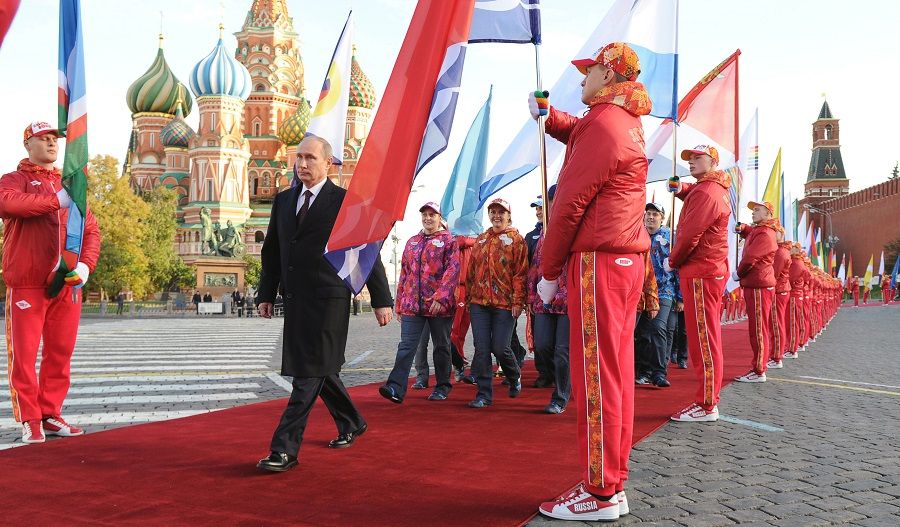 Putin at the head of the procession in the Red Square by the Russian team for the 2014 Olympic Games in Sochi (Image: sport-express.ru)