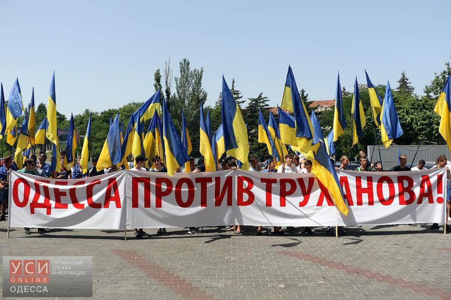 Protesters demand investigating Panama Paper-linked Odesa mayor ~~