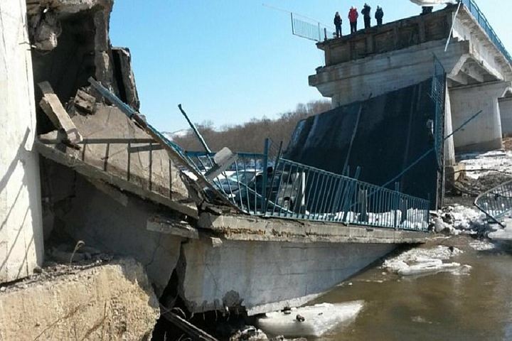One of the four bridges in Primorye region of the Russian Far East that have collapsed in the first five months of 2016. (Image: kp.ru)
