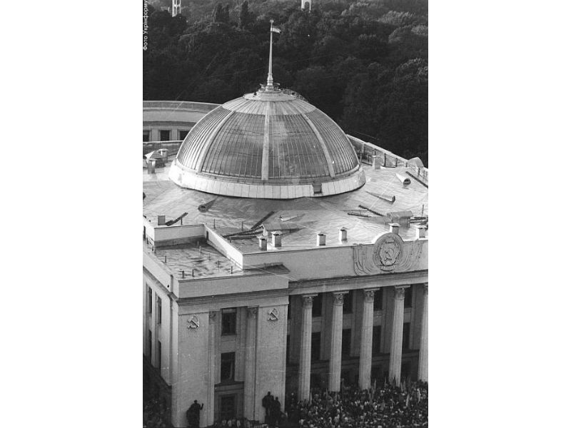 The historic blue-yellow national flag raised over the building of Ukraine's Verkhovna Rada (still prominently displaying communist symbolics) after its Declaration of Independence in 1991 (Image: Ukrinform)