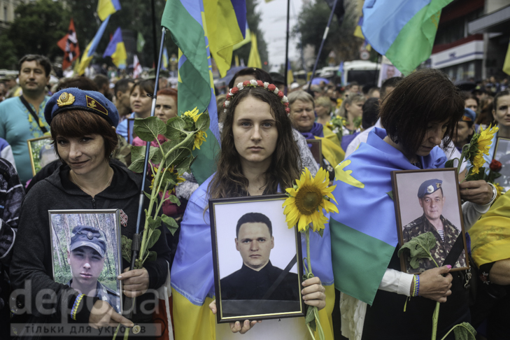 Relatives of soldiers killed in Donbas war march in alternative “parade” for Ukraine’s independence