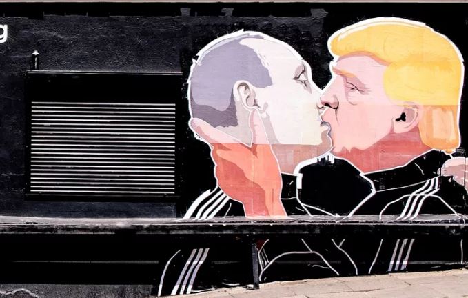 A mural of Putin and Trump in Vilnius. Image: Facebook/Keulė Rūkė