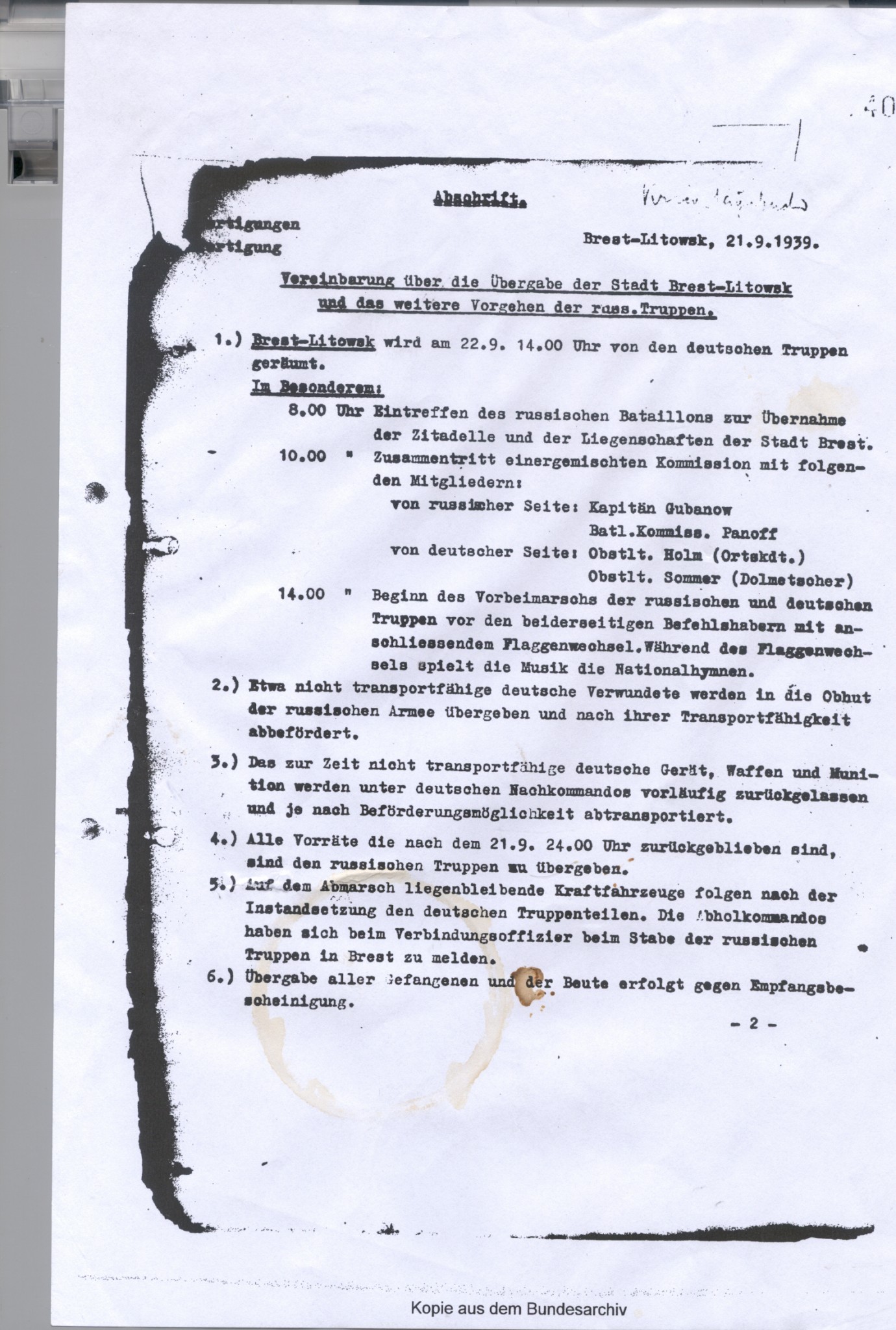 In Germany's Federal Military Archive, among documents of the top command of the 2nd Tank Group there's a document called "Vereinbarung mit sowjetischen Offizieren über die Überlassung von Brest-Litowsk" (translated as "Agreement with Soviet Officers about the Transfer of Brest-Litovsk") dated September 21, 1939. Here's an excerpt from it: "14:00 (2:00 PM) -- Start of the ceremonial march (Vorbeimarsch) by the Russian and German troops in front of the commanders of both sides with concluding with a change of flags. During the flag change ceremony, the orchestra plays the national anthems." (Image: bild.bundesarchiv.de)