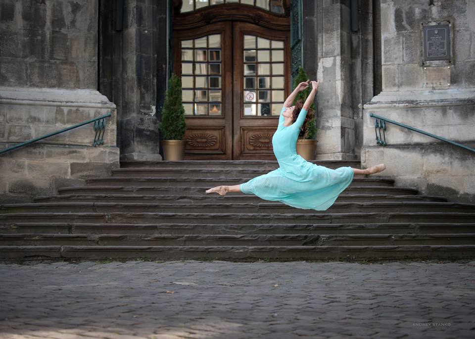 Ballet dancers pose to save soldiers’ lives in Ukraine