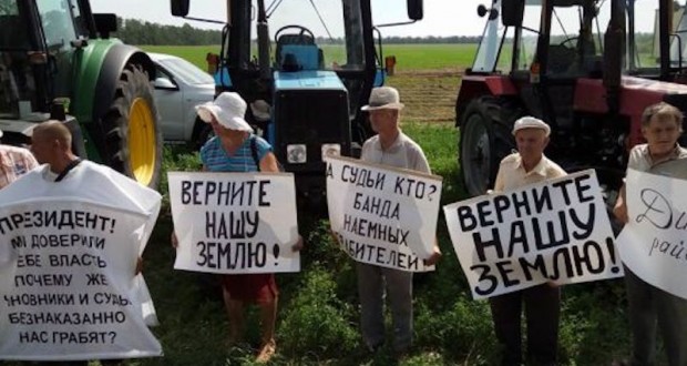Farmers from the Kuban region in southern Russia protesting against illegal takeover of their lands by large agricultural holding companies in cooperation with courts and law enforcement agencies organized a tractor march to Moscow with an objective to bring to Putin their complaints. Signs say: "Return our land!", "President, we entrusted you with power, so why do government officials and judges rob us?", "Who are the judges? A band of robbers for hire!" (Image: social media)