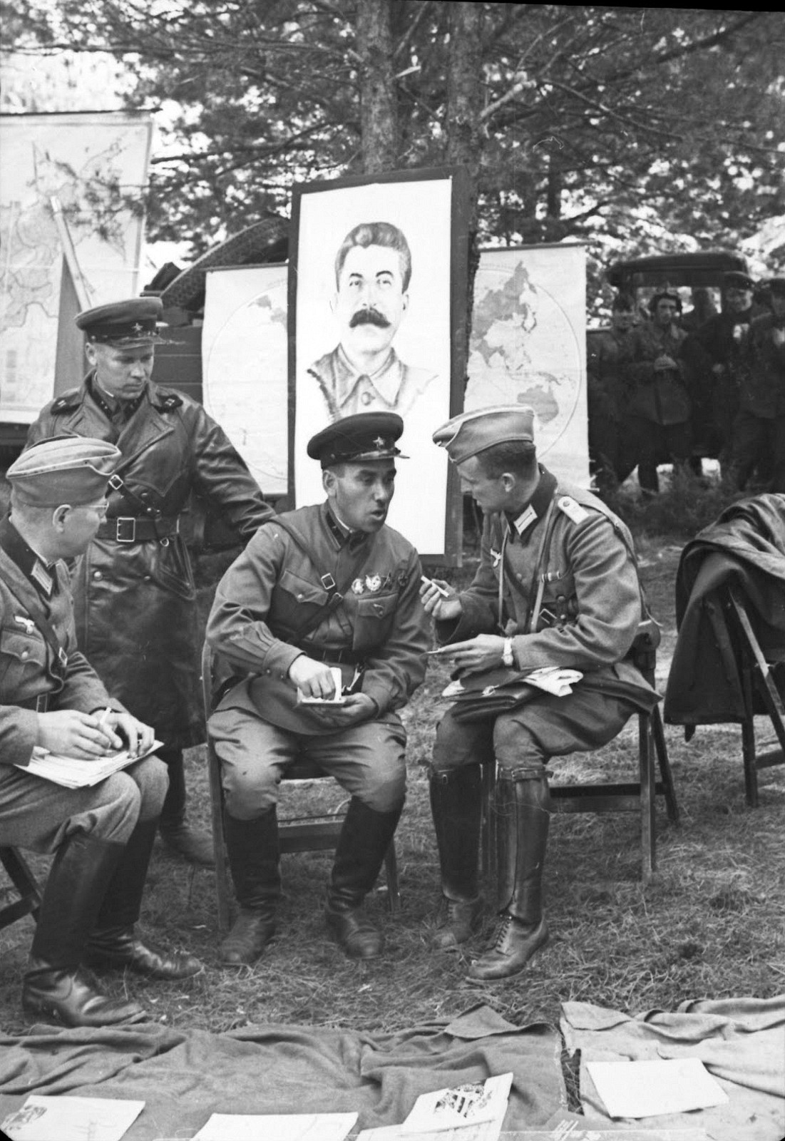 German officers visiting the Soviet military in Brest, Sept. 22, 1939 and hosted by brigade commander Semion Krivosheyin (center). Next to him his deputy major Semion Maltsev