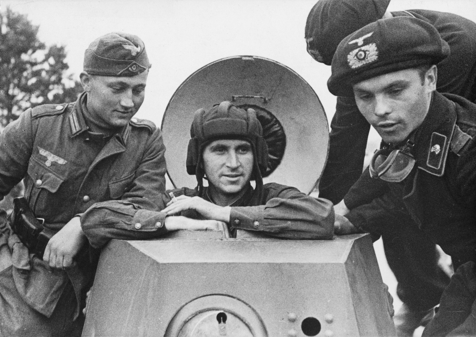 German soldiers having a friendly conversation with commander of Soviet armored vehicle БА-20 from the 29th Tank Brigade in Brest, Sept. 20, 1939 (Max Ehlert, bundesarchiv.de)
