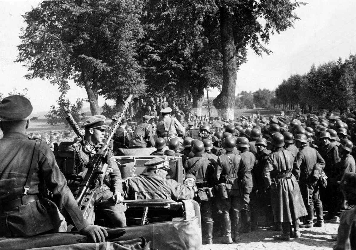 German troops crowding around Adolf Hitler traveling in Poland, 1939 (geheugenvannederland.nl)