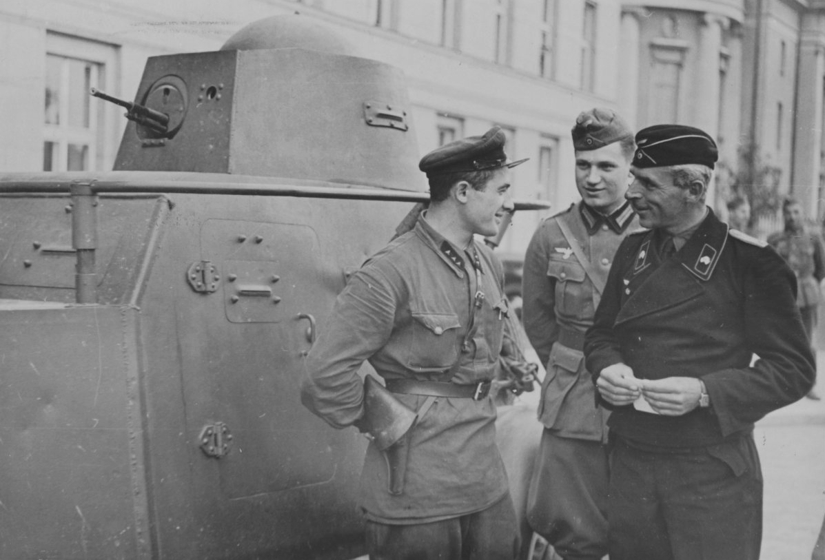 Soviet and German troops in a friendly discussion after suppressing Polish resistance in Brest, next to armored vehicle БА-20 of the 29th Soviet Tank Brigade, 1939 (nationaalarchief.nl)