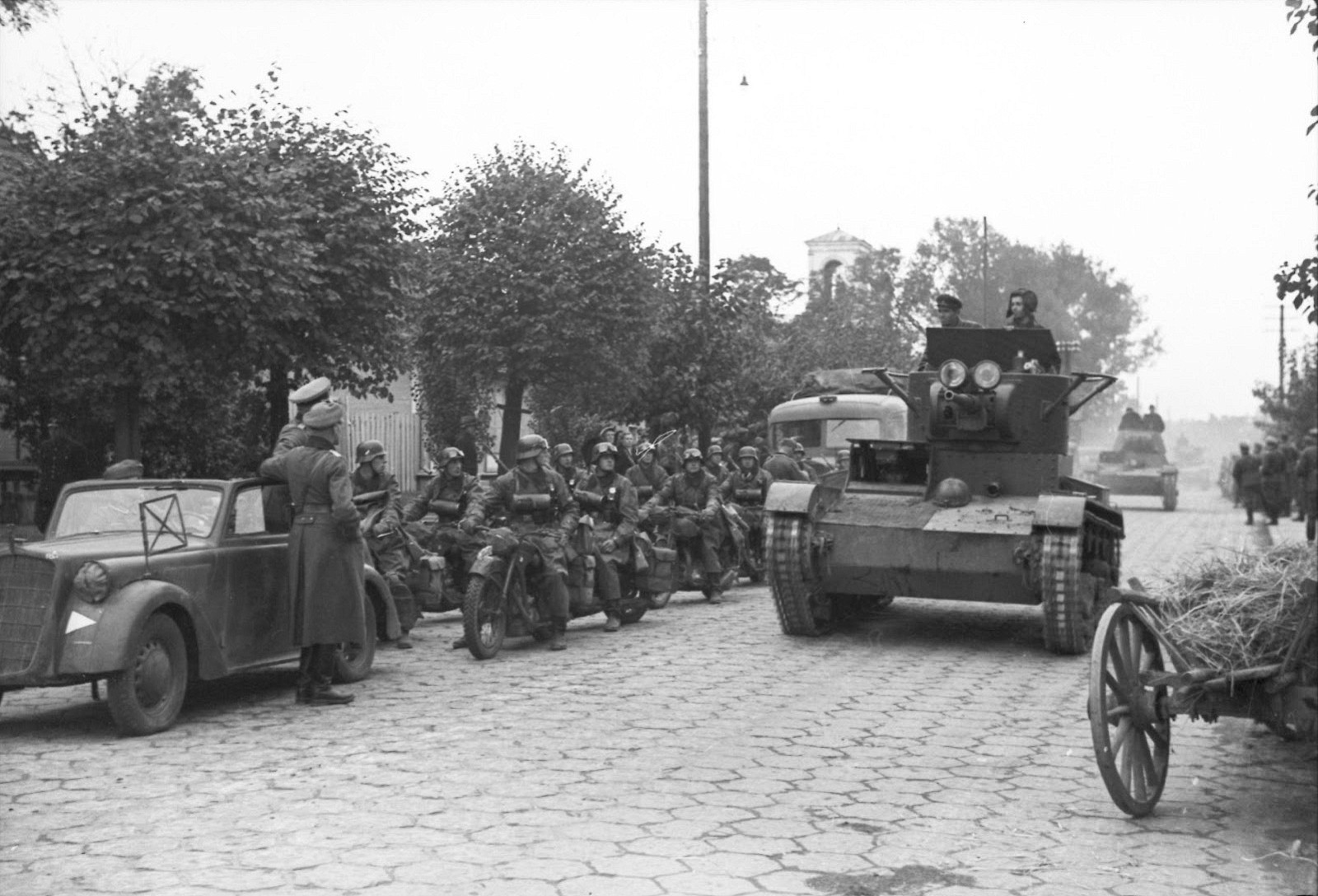 T-26 tanks of the Soviet 29th Tank Brigade enter Brest. On the left - German motorcyclists and Wehrmacht officers next to Opel Olympia car, Sept. 22, 1939 (bundesarchiv)