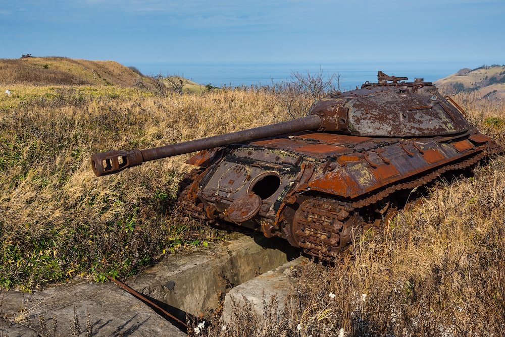 A Russian tank, which served to defend the state's Far Eastern border and a symbol of its military power, simply abandoned to rot in its position (Image: dementievskiy.livejournal.com)