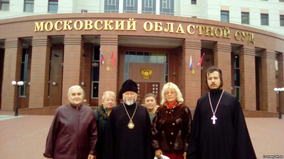 Moscow Regional Court: Metropolitan Adrian Starina (centre), parishioners and hieromonk Svyatoslav (Merkuriy) Skorokhod (far right)
