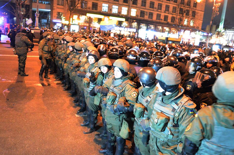 The law enforcements prevent protesters of taking tires to Maidan
