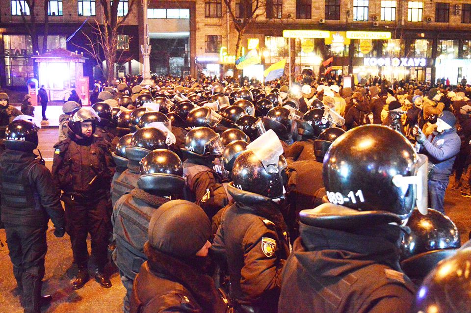 The law enforcements prevent protesters of taking tires to Maidan