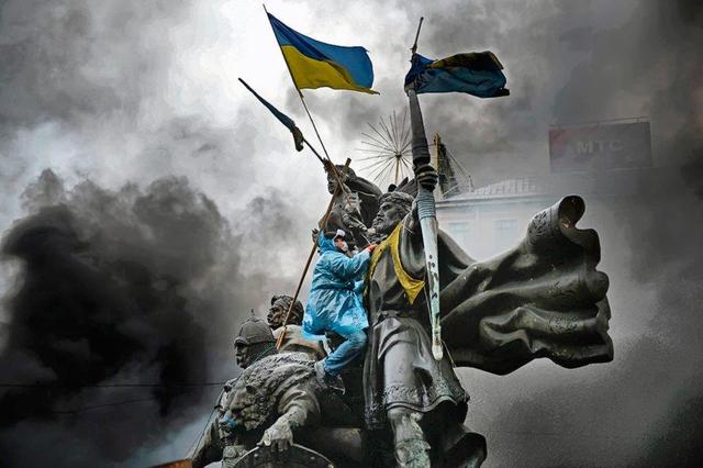 January 22, a protester at the monument devoted the founders of Kyiv Photo:Jeff J Mitchell/Getty Images