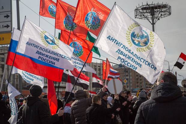 Crowd holding flags of the Kremlin-funded Antiglobalization Movement of Russia, which supports Luis Martinelli's efforts for California secession (Image: realnoevremya.ru)