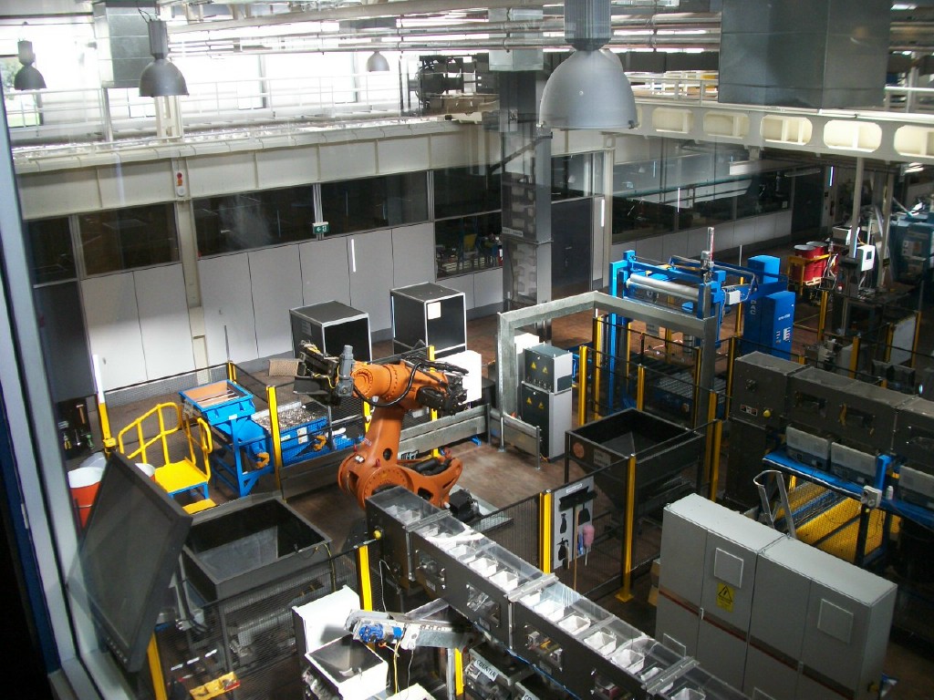 An industrial robot at the Royal Australian Mint in Canberra. (Image: Photnart, Wikimedia Commons)