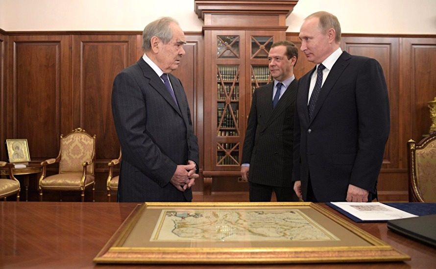 Putin presenting former Tatarstan President Mintimir Shaymiyev a map of 17th century Tataria. Moscow, January 2017 (Image: video capture)