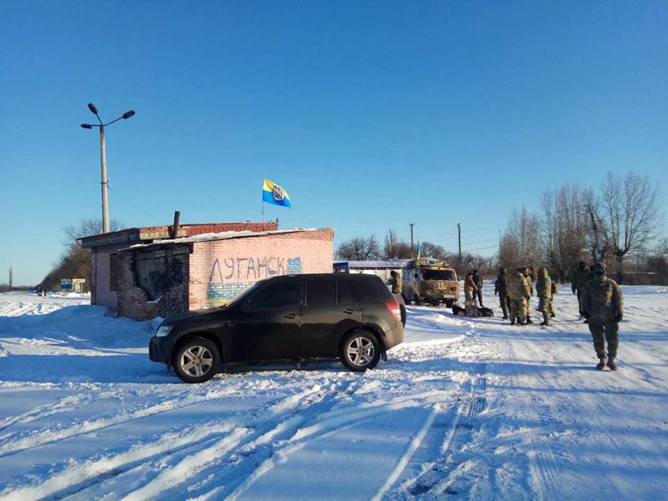 Avdiivka under attack, 1 civilian killed. 3 soldiers KIA, 10 WIA. Poroshenko urges to end blockade #DonbasReports ~~