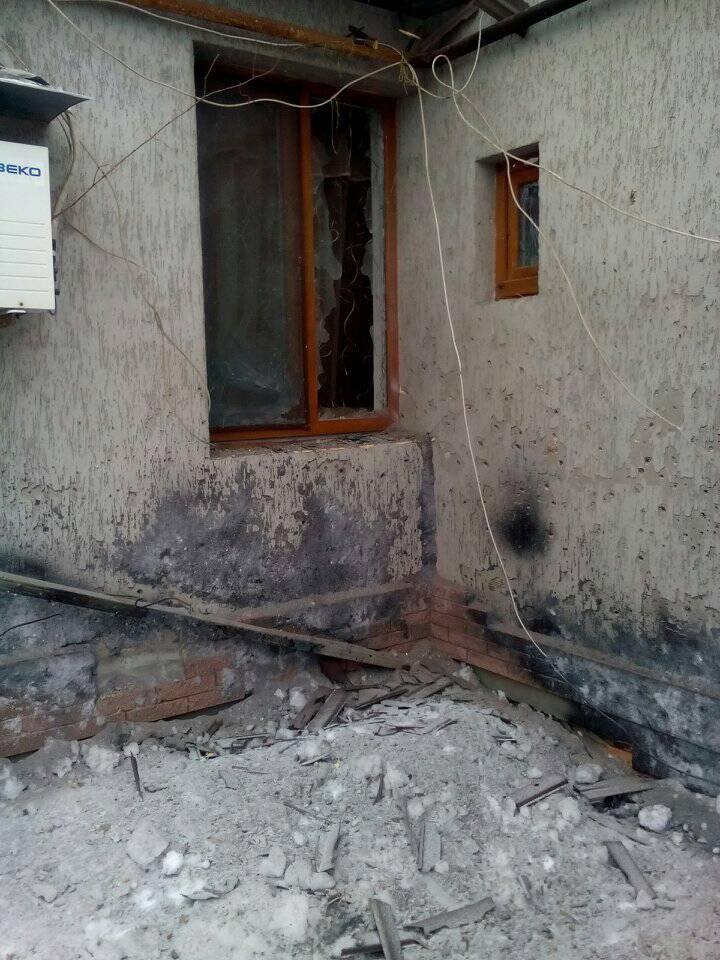 Krasnohorivka shelling aftermath, blockade continues, Kremlin denies Russian tanks in Donbas ~~