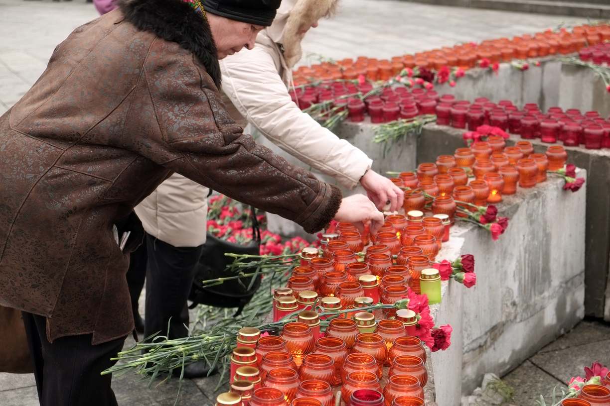 Ukrainians commemorate Heaven’s Hundred Heroes massacred three years ago on Euromaidan| PHOTOS ~~