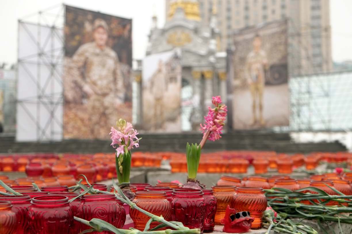 Ukrainians commemorate Heaven’s Hundred Heroes massacred three years ago on Euromaidan| PHOTOS ~~