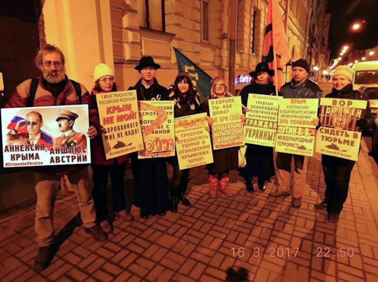 Russians protesting Putin's Crimean Anschluss in St. Petersburg, Russia on March 16, 2017 (Image: ixtc.org)
