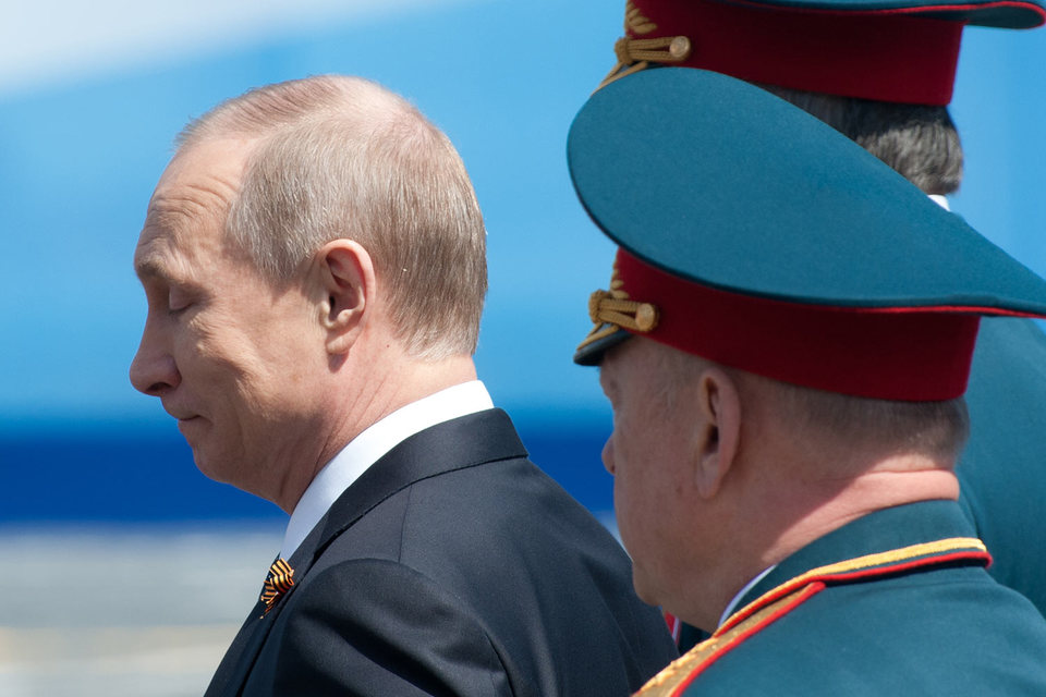 Putin with generals grimacing (Image: vedomosti.ru)