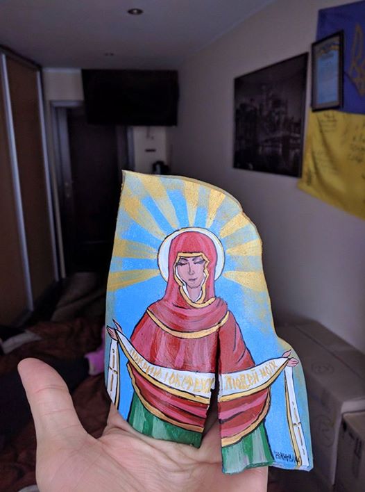 Donbas war refugee turns shrapnel into works of art to raise funds for Ukrainian army ~~