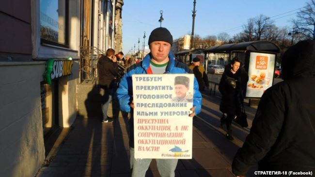 Vsevolod Nelayev in a single-person protest against the unlawful criminal prosecution of Crimean Tatar Ilmi Umerov and the occupation of Crimea. St. Petersburg, Russia, 18 April, 2017. (Image: Facebook)
