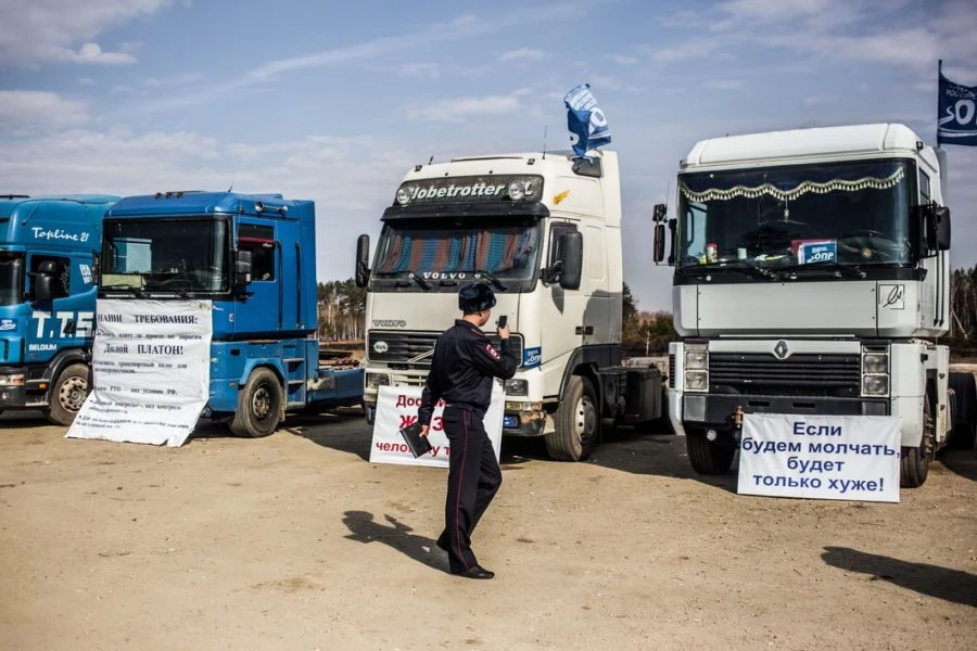 Russian police across the country make video recordings of trucks and signs of the striking long-haul truckers (Image: Anton Klimov / novayagazeta.ru)