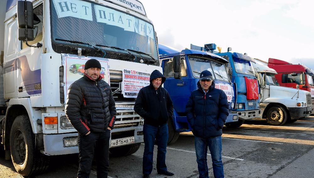 Russia's striking long-haul truckers (Image: novostimo.ru)