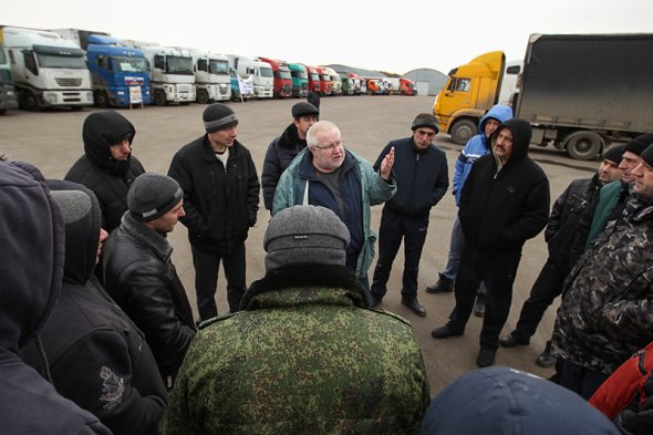 Russia's striking long-haul truckers (Image: rbc.ru)