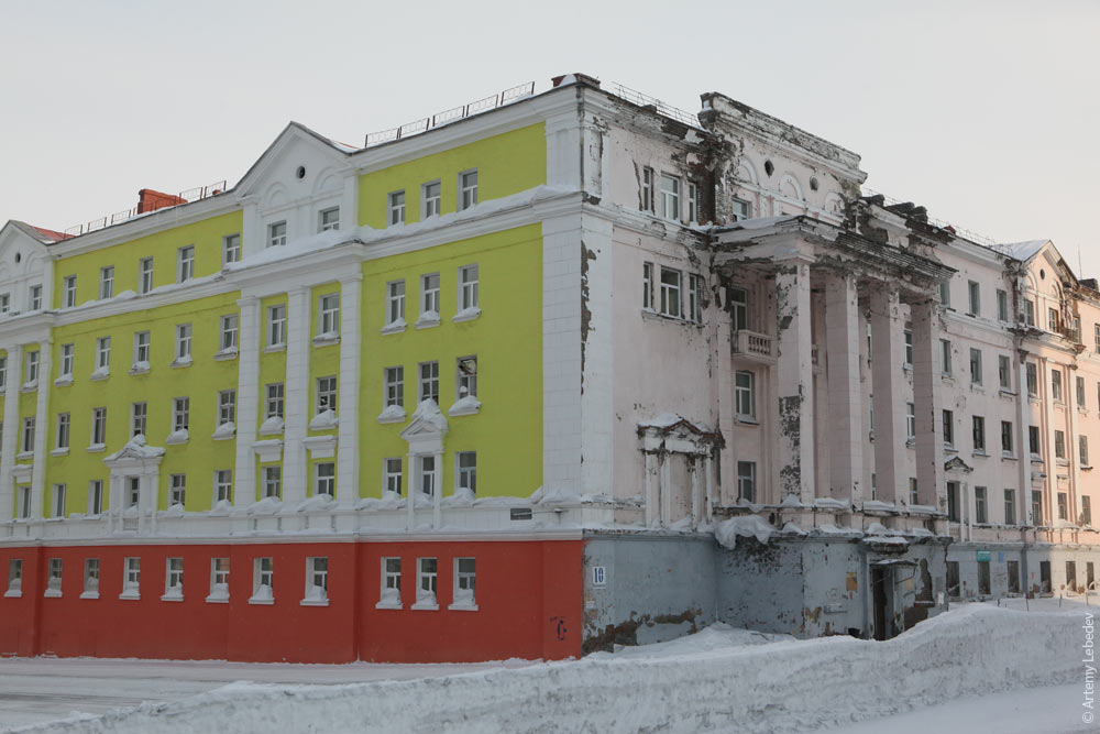 One of "Potemkin village" buildings where only the central street-facing facade is maintained while the rest of it is let to crumble to pieces in Norilsk, Russia (Image: tema.ru)