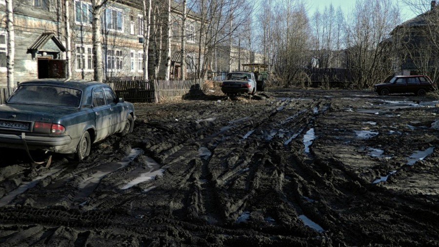 Paved roads are non-existent in many Russian provincial cities and towns. (Image: Ilya Varlamov)